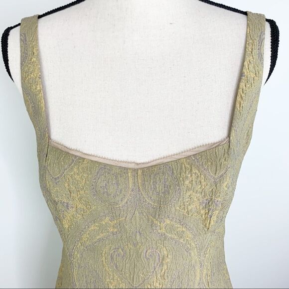 Tahari Scoop Neck Sleeveless Gold Brocade Sheath Dress w/Organza Trim NWOT Sz 10 - Picture 3 of 16
